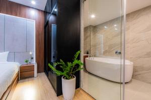 Căn Hộ 3 Phòng Ngủ (Three-Bedroom Apartment)