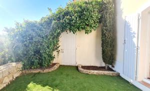 SUPERBE VILLA-DOMAINE AVEC GOLF PISCINE ET TENNIS