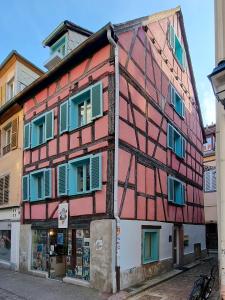 Travel Homes - NewGate 1, elegant, heart of Colmar