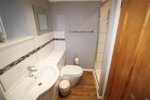 Mill House Cottage, on a Fishing Park near Brampton with hot tub