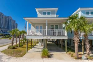 Modern 3 BR Cottage with Community Pool and Directly Across the Street from the Beach!
