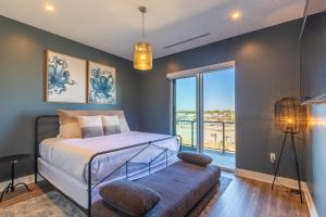 Glamorous 5 BR Condo right next to The Hangout!