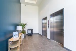 Glamorous 5 BR Condo right next to The Hangout!