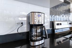 Luxury 4 BR Gulf View Condo with Modern Appliances! Right next to the Hangout!