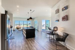 Spacious, 5 BR on the Beach with Rooftop Pool Next to the Hangout!