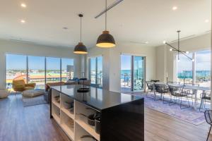 Spacious, 5 BR on the Beach with Rooftop Pool Next to the Hangout!