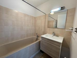 Appartements Appartement Jullouville, 2 pieces, 5 personnes - FR-1-361-48 : photos des chambres