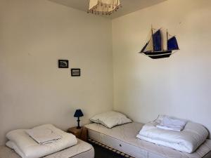 Maisons de vacances Maison Plain-Pied avec Jardin, 500m Plage, 3 Ch, 6 Pers, WiFi, Stationnement, Proche Mont-Saint-Michel - FR-1-361-160 : photos des chambres