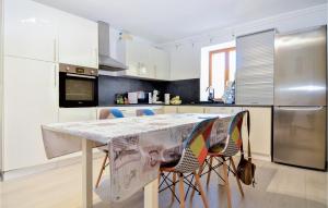 Maisons de vacances Beautiful home in Barjac with WiFi and 2 Bedrooms : photos des chambres