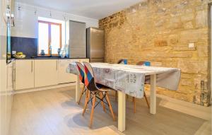 Maisons de vacances Beautiful home in Barjac with WiFi and 2 Bedrooms : photos des chambres