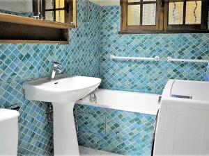 Maisons de vacances Maison Mediterraneenne 3 Pieces avec Jardin, Proche Plage – 6 Couchages, BBQ, Garage, Terrasse - FR-1-226B-134 : photos des chambres