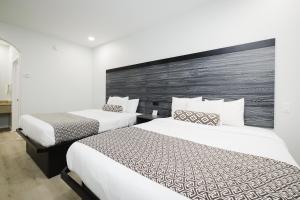 Queen Room with Two Queen Beds - Smoking room in Sapphire Inn & Suites