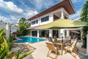 Villa Amaya, 2 Story Tropical Oasis with Green Hills View & Pool, Kamala Beach