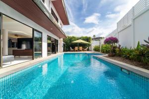 Villa Amaya, 2 Story Tropical Oasis with Green Hills View & Pool, Kamala Beach