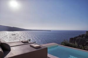 Infinity Pool Suite Sea View room in Old Castle Oia