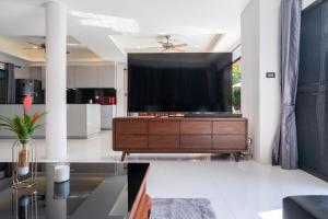 Villa Amaya, 2 Story Tropical Oasis with Green Hills View & Pool, Kamala Beach