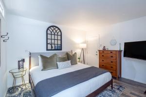 Comfort, Style, Short Walk to Town Park & Gondola condo