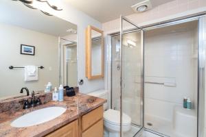 Riverside Dream! Quiet Spot w Deck, 5 Min Walk to Gondola & Main St, condo