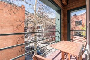 Stylish Convenience! Short Walk to Lifts, Gondola, Main St, Fall Line 210 condo