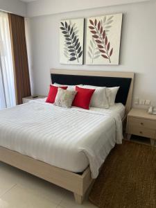 Stylish 2 Bedroom Penthouse Apt, Newly Refreshed, 50 Mbps, Pool, Gym, Resto