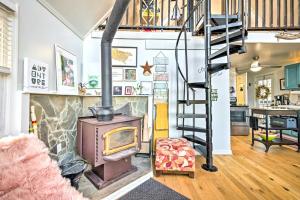 Great Cacapon Cabin with Mountain Views