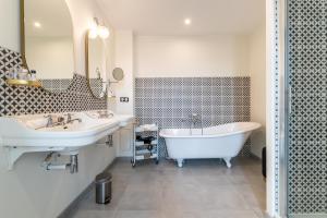 Hotels Hotel Echappee en Baie - Parking prive gratuit dont forfaits bornes electriques reservable : photos des chambres