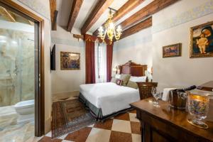Classic Room with canal view room in Hotel Palazzo Priuli