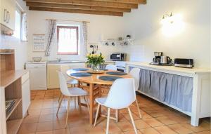 Maisons de vacances Nice home in St, Pierre Langers with 2 Bedrooms and WiFi : photos des chambres