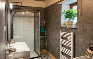 Maisons de vacances Nice Home In St, Pierre Langers With 2 Bedrooms And Wifi : photos des chambres