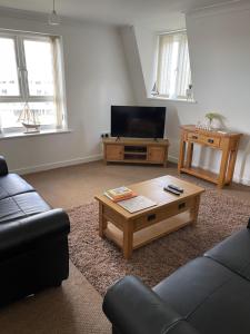 Lovely, Sleeps 6, 2 baths, Riverside Views, Parking, GY