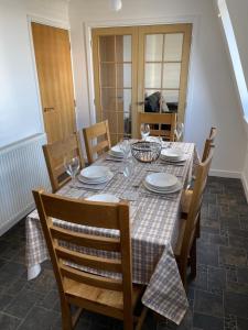 Lovely, Sleeps 6, 2 baths, Riverside Views, Parking, GY