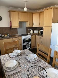 Lovely, Sleeps 6, 2 baths, Riverside Views, Parking, GY