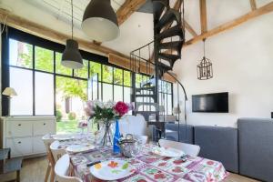 Le Clos du Tilleul Fabuleuse propriété 15 à 30 Pers Piscine au coeur dun charmant village