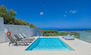 Modern villa with infinity pool close to the sea