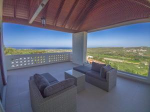 Modern villa with infinity pool close to the sea