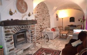 Maisons de vacances 3 Bedroom Lovely Home In Faugres : photos des chambres