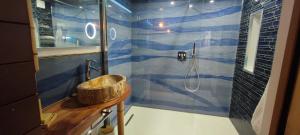 Maisons de vacances LA KAZ RHUMANTIQUE sauna and spa privatif : photos des chambres