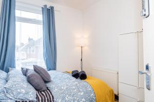 Shirley House 3, Guest House, Self Catering, Self Check in with Smart Locks, Use of Fully Equipped Kitchen, close to City Centre, Ideal for Longer Stays, Walking Distance to BAT, 20 min Drive to Fawley Refinery, Excellent Transport Links