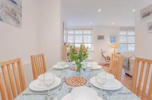 Lundy Lookout 5 minutes drive to beach Hot tub