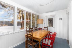 Old Blues Retreat: Lakeview Cozy Cottage