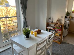 Simple 2-bedroom 1.5 bath apartment in Thornhill