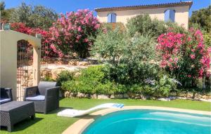 Maisons de vacances Awesome home in Rognac with Outdoor swimming pool, WiFi and 3 Bedrooms : photos des chambres