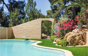 Maisons de vacances Awesome home in Rognac with Outdoor swimming pool, WiFi and 3 Bedrooms : photos des chambres