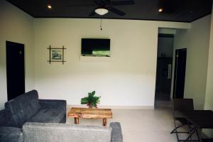 Jungle Home with King Beds -5 Minutes from the Beach