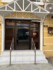 ROMYS PLACE - ENTIRE 2ND FLOOR APARTMENT