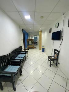 ROMYS PLACE - ENTIRE 2ND FLOOR APARTMENT