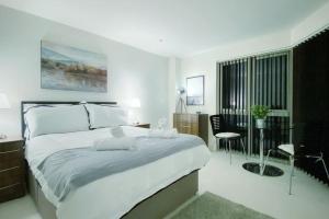 Two Bedroom Luxury Apt with film style