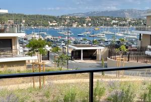 Appartements L'apart'83 - T2 classe 5 etoiles - Belle vue sur la baie du Lazaret : photos des chambres