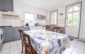 Maisons de vacances Beautiful home in Vieux Bourg with 5 Bedrooms and WiFi : photos des chambres