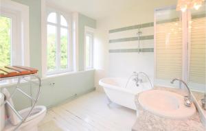 Maisons de vacances Nice Home In Vieux Bourg With Kitchen : photos des chambres